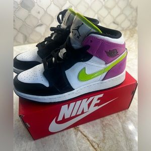 Air Jordan 1 Mid SE 'Cyber Active Fuchsia' CZ9835-100 Size 4.5 Y